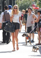 Jessica+Hart+Walking+Dog+New+York+UYb0Hd1Gsl-l.jpg