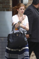 isla-fisher-and-tory-burch-robinson-tote-gallery.jpg