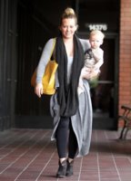 Hilary+Duff+Son+Luca+Out+LA+HzQyTEeEbR6x.jpg