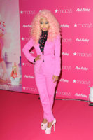 Nicki+Minaj+wows+bubblegum+pink+suit+stops+D0U1xPjLQ2Rl.jpg