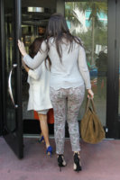 Reality+star+sisters+Kourtney+Khloe+Kardashian+IBaXlAZqbKfl.jpg