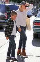 Reese+Witherspoon+Grabs+Food+Son+3ej_sYddE5Vx.jpg