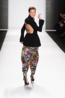Heidi+Klum+Project+Runway+Runway+Fall+2013+K3Y2ylvxaG1x.jpg