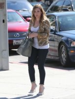 Hilary-Duff-021213x-%20(4).jpg