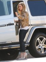 Hilary-Duff-021213x-%20(3).jpg