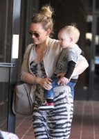 Hilary+Duff+Takes+Luca+Babies+First+Class+s_mMM0CLXqDl.jpg