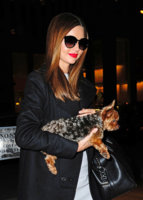Miranda+Kerr+carries+beloved+dog+Frankie+while+i54s911gHOJl.jpg