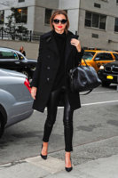 Miranda+Kerr+carries+beloved+dog+Frankie+while+tjhU0iTG9fml.jpg