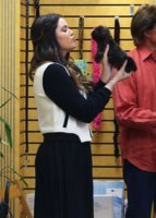 Khloe+Kardashian+Shops+New+Puppy+swuUt8A7lxIl.jpg