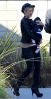 Shakira holding son while out in Los Angeles.  Credit dailymail.jpg