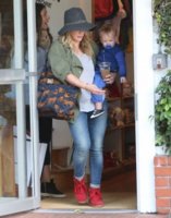 Hilary Duff with Marc Jacobs bag Credit outfitid.jpg