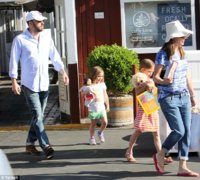 Ben Affleck and Jennifer Garner with girls2.jpg