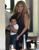 Beyoncé lunch2A in Paris on with Jay-Z and Blue Ivy.jpg