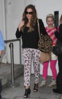 Khloe+Kourtney+Penelope+Arriving+Flight+LAX+2v-wqV-YOC5x.jpg