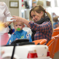 Hilary+Duff+holds+well+behaved+son+Luca+haircut+HcGN-RiF7rix.jpg