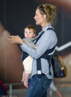 Uma Thurman with baby daughter Luna at JFK Airport on May 27 Credit dailymail.jpg