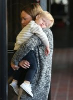 Hilary+Duff+Hilary+Duff+Carries+Sleeping+Son+vMPhsyHG9PAx.jpg