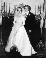 Robert Redford first marriage was to Lola Van Wagenen in Provo, Utah in 1958.  They had legally .jpg