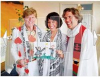 Robert Redford married Sibylle Szaggars 3 A chain of red hearts hangs from Redfords shoulders, .jpg