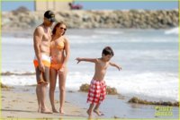 leann-rimes-bikini-beach-trip-for-eddie-cibrian-40th-bday-05.jpg