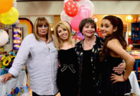 Nickelodeon+Sam+Cat+Reunites+Penny+Marshall+YxmHGO8d6c5x.jpg