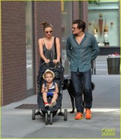 orlando-bloom-miranda-kerr-big-apple-stroll-with-flynn-01.jpg