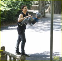 orlando-bloom-central-park-playtime-with-flynn-01.jpg