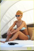 rihanna-bikini-babe-in-poland-more-04.jpg