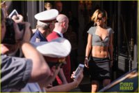 rihanna-covers-up-while-arriving-in-nice-for-diamonds-tour-05.jpg