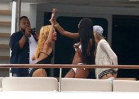 Rihanna+Rihanna+Cara+Delevigne+Yacht+G5tnSX_kHgIx.jpg