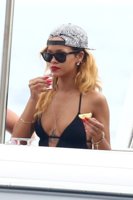 Rihanna+Rihanna+Cara+Delevigne+Yacht+UUnQsf8o1W_x.jpg