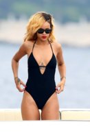 Rihanna+Rihanna+Cara+Delevigne+Yacht+zVd5gZBHPirx.jpg