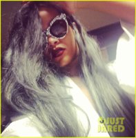 rihanna-new-grey-hair-color-05.jpg