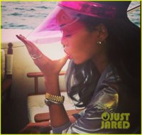 rihanna-thank-you-vevo-my-fans-02.jpg