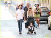 sienna-miller-tom-sturridge-villa-borghese-with-marlowe-05.jpg