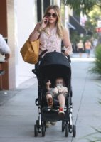 Hilary+Duff+Family+Out+Breakfast+Beverly+Hills+_V-eJRd4Ptal.jpg