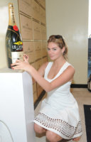 Kate+Upton+Moet+Chandon+Suite+2013+Open+Day+Xr1JfqGXrVrx.jpg