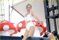 miley-cyrus-flaunts-body-at-iheart-radio-music-festival-village-07.jpg