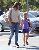Jennifer+Garner+Daughter+Violet+Running+Errands+oFfvxfUQN6tl.jpg