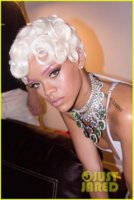 rihanna-pour-it-up-behind-the-scenes-video-pics-08.jpg