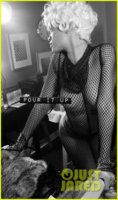 rihanna-pour-it-up-behind-the-scenes-video-pics-03.jpg