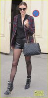 miranda-kerr-cara-delevingne-chanel-fashion-show-05.jpg