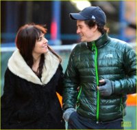 orlando-bloom-hooks-arms-with-mystery-woman-in-nyc-02.jpg
