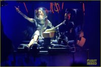 miley-cyrus-mtv-ema-performance-video-2013-02.jpg