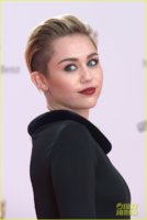 miley-cyrus-bambi-awards-2013-03.jpg