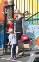 Julie+Bowen+picks+kids+school+PlGYUOwEDQ5l.jpg