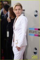 miley-cyrus-amas-2013-red-carpet-07.jpg