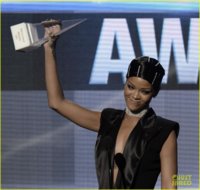rihanna-performs-diamonds-wins-icon-award-at-amas-2013-06.jpg