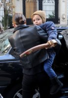 Miranda+Kerr+walking+out+hotel+son+Flynn+La5GDBg5YAox.jpg