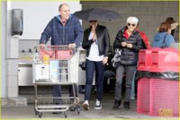 amanda-bynes-rainy-costco-run-with-parents-06.jpg